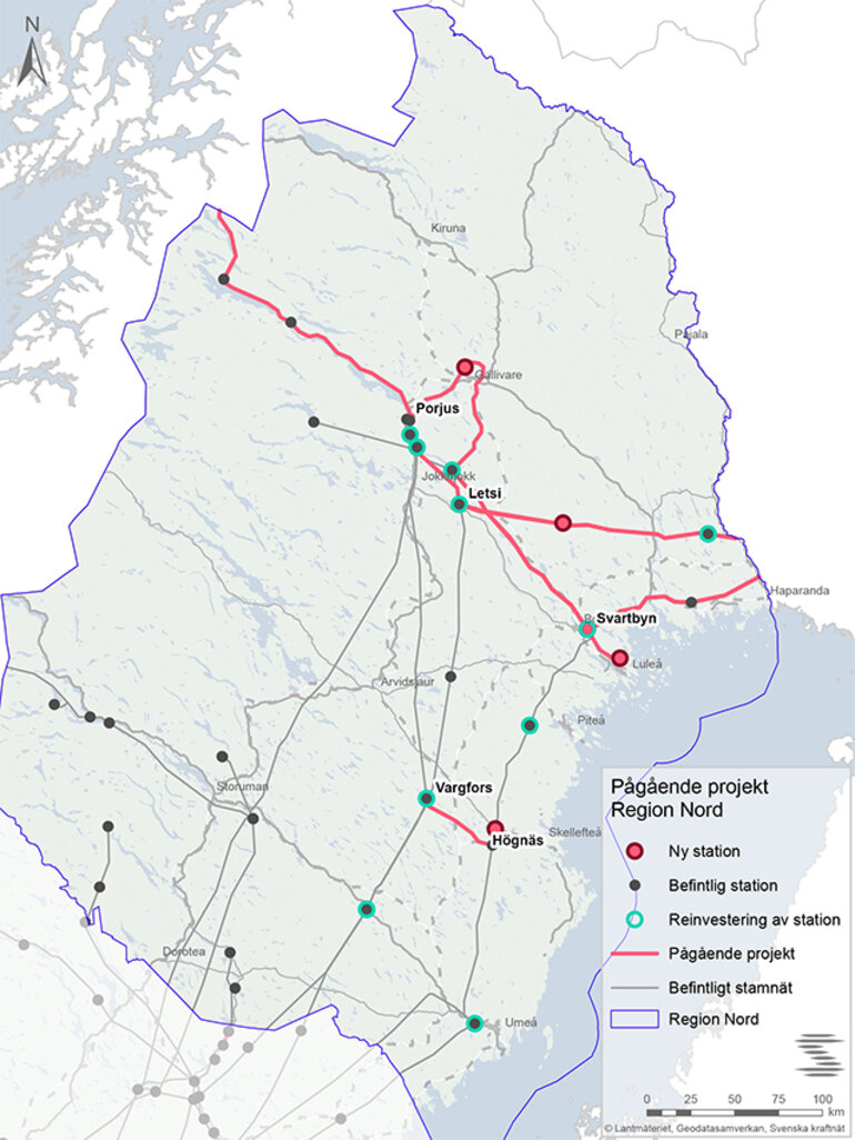 Kartbild över Västerbotten och Norrbotten. Bakgrunden är ljusblå och röda och svarta streck visar pågående kraftledningsprojekt.