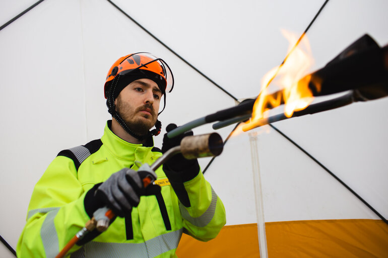 Man som lagar elkabel