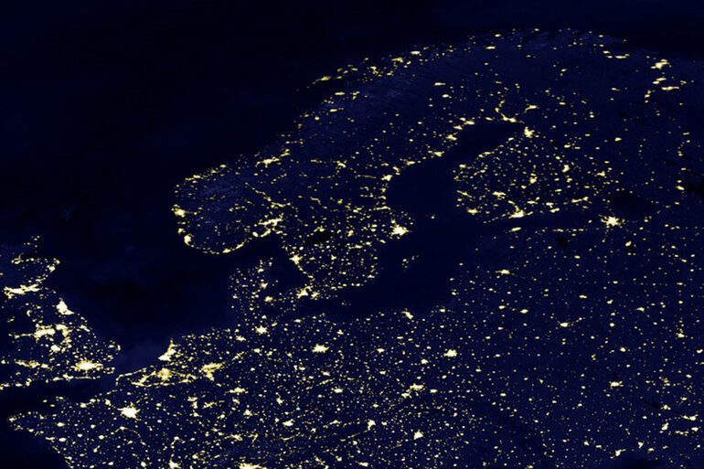 Satellitbild över Europa tagen på natten