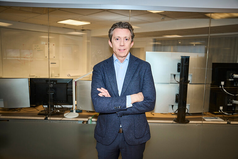 pontus de mare framför skärmar i kontrollrummet