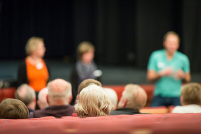 Människor som sitter i en aula för föredragning