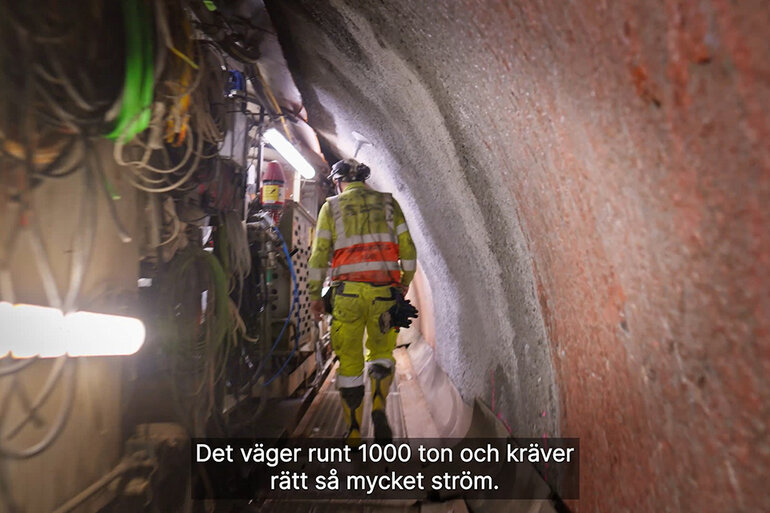 En man bredvid en tunnelborrningsmaskin