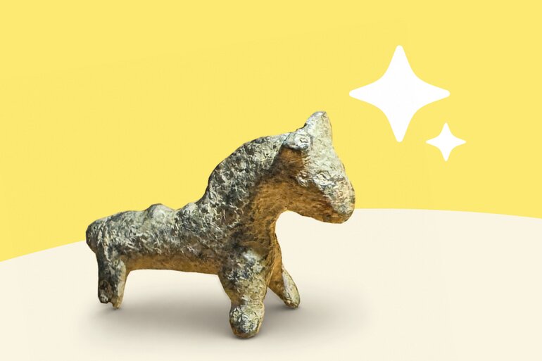 En liten silverfigur som liknar en häst