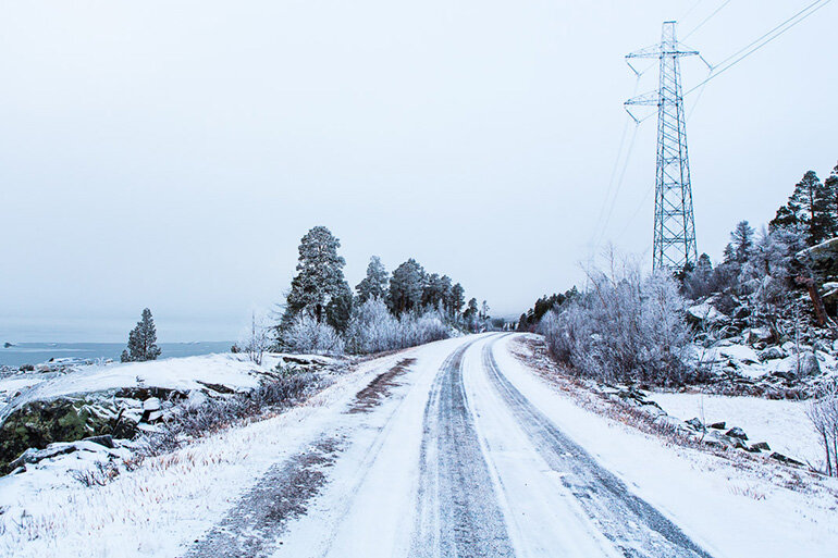 Väg i vinterlandskap