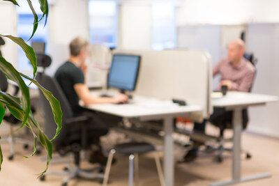 Personer i kontorsmiljö.