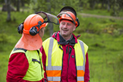 Två män i hjälm som pratar med varandra